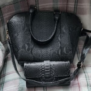 Chic Black Snake Print Shoulder Bag